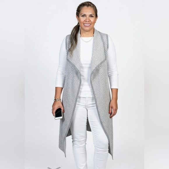 Dynamite Sweaters - Dynamite Gray&White Geometric Print Sleevless Cardigan Size XS-S